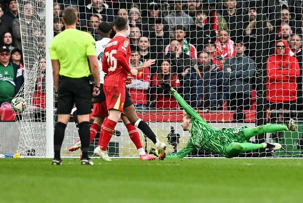 Penjaga gol Liverpool, Caoimhin Kelleher gagal menampan percubaan pertahanan Newcastle, Dan Burn yang memberikan gol pertama buat Te Magpies. - AFP