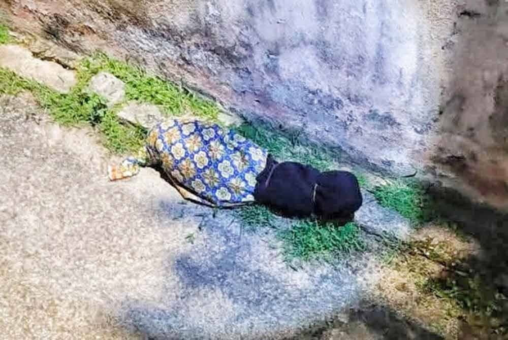 Objek berbungkus seperti mayat budak di Kampung Durian Daun di Melaka, pada malam Ahad.