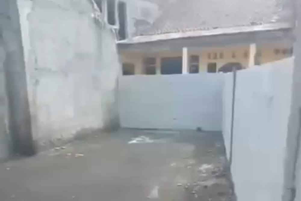 Tembok setinggi dua meter dibina seorang lelaki selepas bergaduh dengan jirannya.