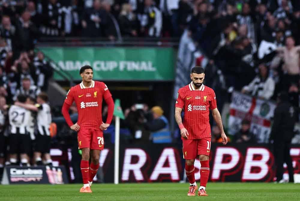 Salah (kanan) dikritik peminat susulan aksi hambar dalam final Piala Liga menentang Newcastle di Stadium Wembley. Foto: Agensi