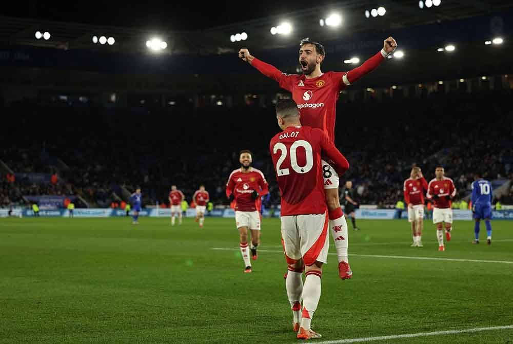 Bruno Fernandes meraikan jaringannya bersama rakan sepasukan Diogo Dalot ketika perlawanan menentang Leicester City. FOTO: AFP