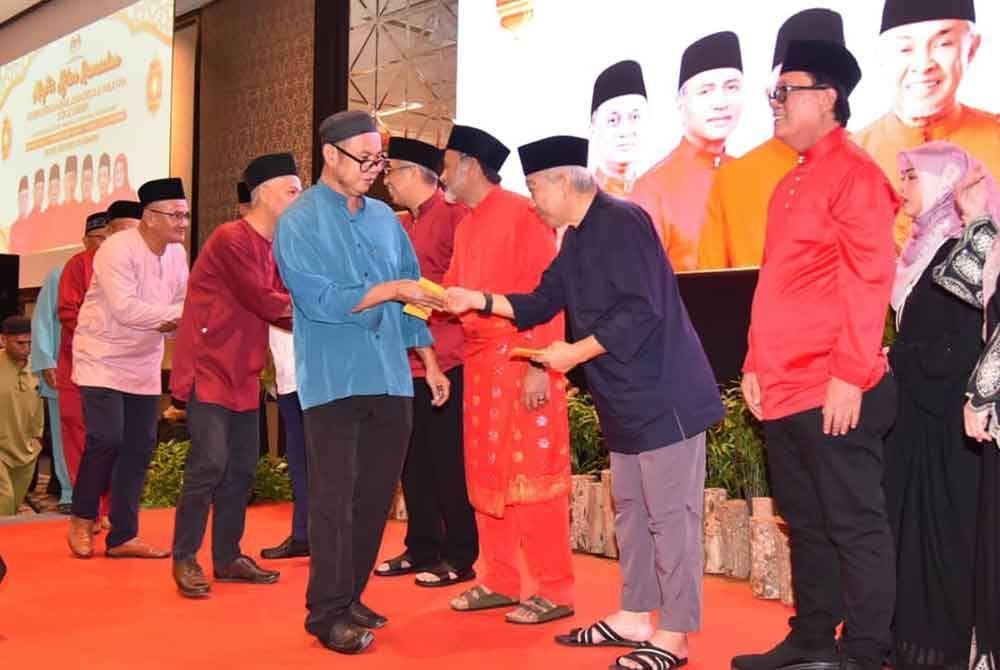 Bung Moktar menyampaikan sumbangan kepada golongan asnaf pada Majlis Iftar Ramadan Zon 2 (Sepanggar, Kota Kinabalu, Putatan dan Penampang) di Kota Kinabalu.