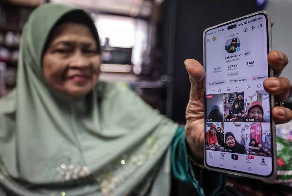 Kak Cik Yah menunjukkan akaun TikToknya. Foto Bernama
