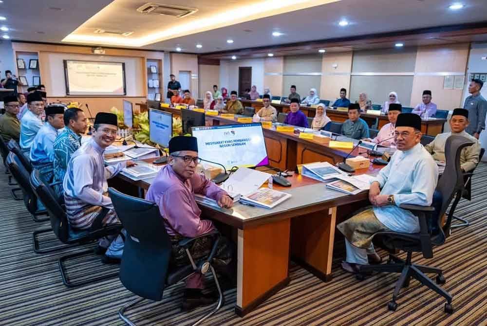 Anwar mempengerusikan Mesyuarat Khas Pembangunan Negeri Sembilan pada Ahad.