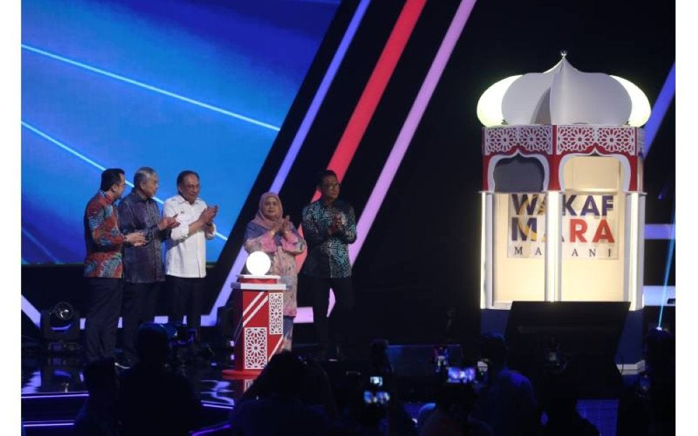 Perdana Menteri, Datuk Seri Anwar Ibrahim (tiga dari kanan) melancarkan Majlis Peluncuran
Wakaf MARA Madani sempena Hari MARA ke-59 dan disaksikan oleh Timbalan Perdana
Menteri, Datuk Seri Dr Ahmad Zahid Hamidi, Timbalan Menteri Kemajuan Desa dan
Wilayah, Datuk Rubiah Wang, Pengerusi Mara, Datuk Dr Asyraf Wajdi Dusuki dan
Pemangku Ketua Pengarah MARA, Datuk Zulfikri Osman.