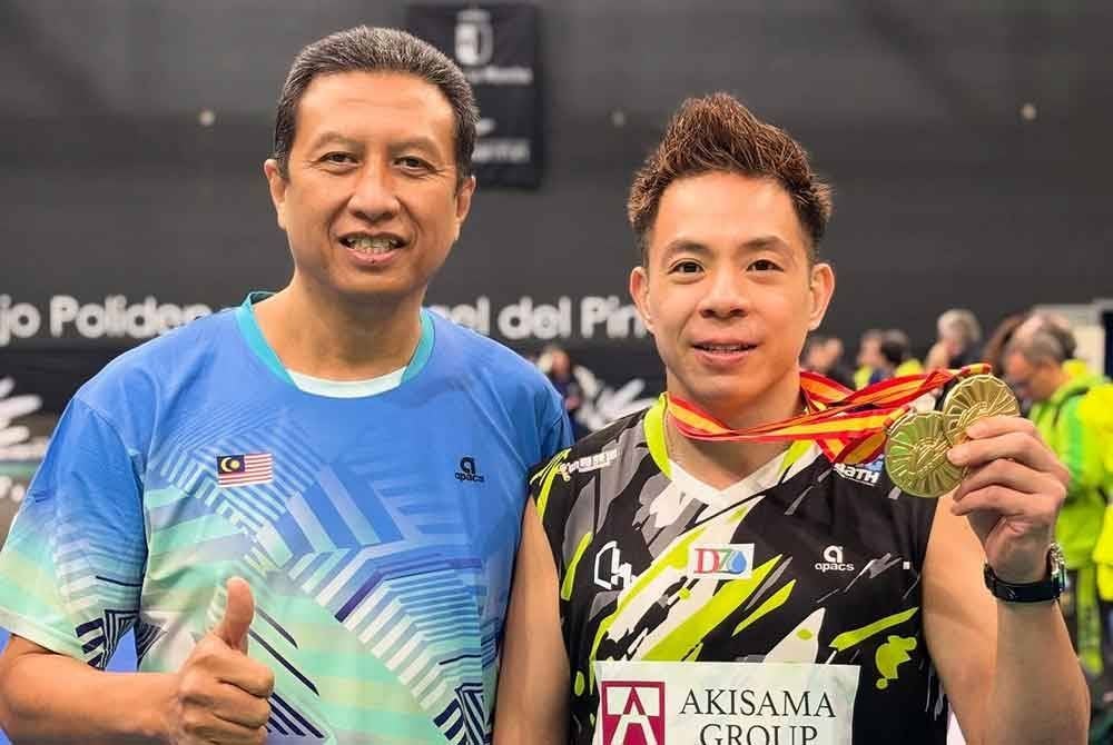 Liek Hou menunjukkan pingat emas Kejohanan Para Antarabangsa Sepanyol 2025 Tahap 1.