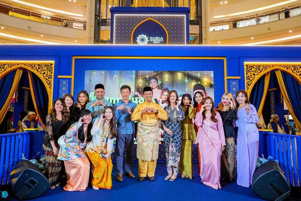 Francis (belakang, lima dari kiri) bersama Pengerusi Suria KLCC Sdn Bhd, Datuk Mohd Salem Kailany (tengah) dan pengurusan Suria KLCC ketika pelancaran kempen Aidilfitri pada Jumaat.