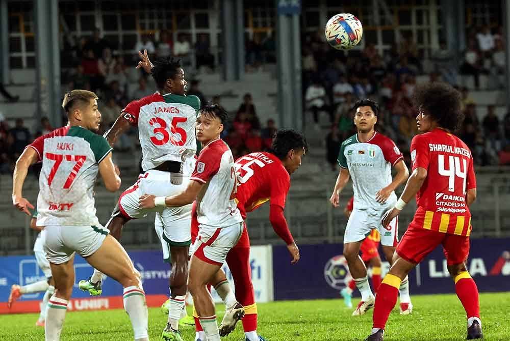 Aksi merebut bola di antara pemain pasukan Kuching City FC dan Selangor FC pada saingan Liga Super di Stadium Negeri pada Ahad. Foto Bernama