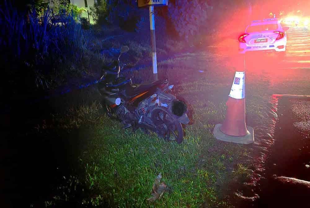 Keadaan motosikal yang dinaiki mangsa yang terlibat dalam kemalangan di Jalan Persiaran Shorea, Saujana Utama, Sungai Buloh, Selangor pada Ahad. Foto: PDRM