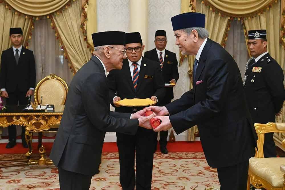 Ibrahim mengangkat sumpah jawatan Timbalan Menteri Utiliti di hadapan Yang di-Pertua Negeri Sarawak, Tun Dr Wan Junaidi Tuanku Jaafar di Astana Negeri, Kuching, pada Isnin.