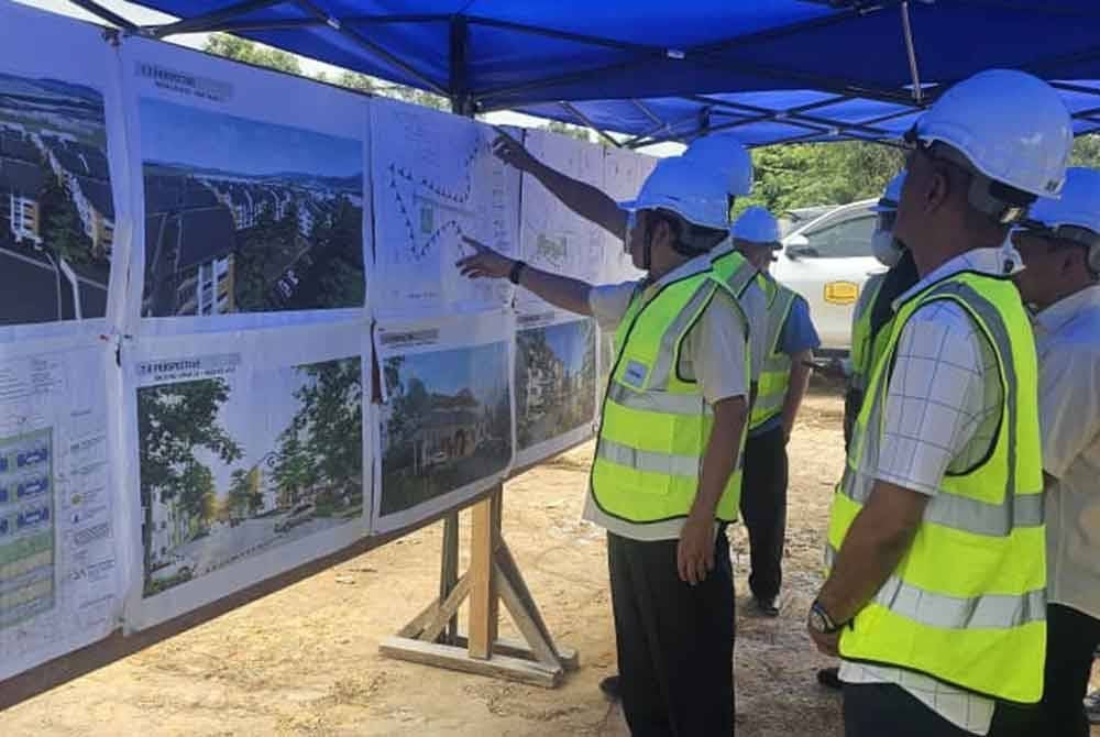 Ahmad diberi taklimat berkaitan projek pembinaan RKAT di Kem Lok Kawi, Putatan.