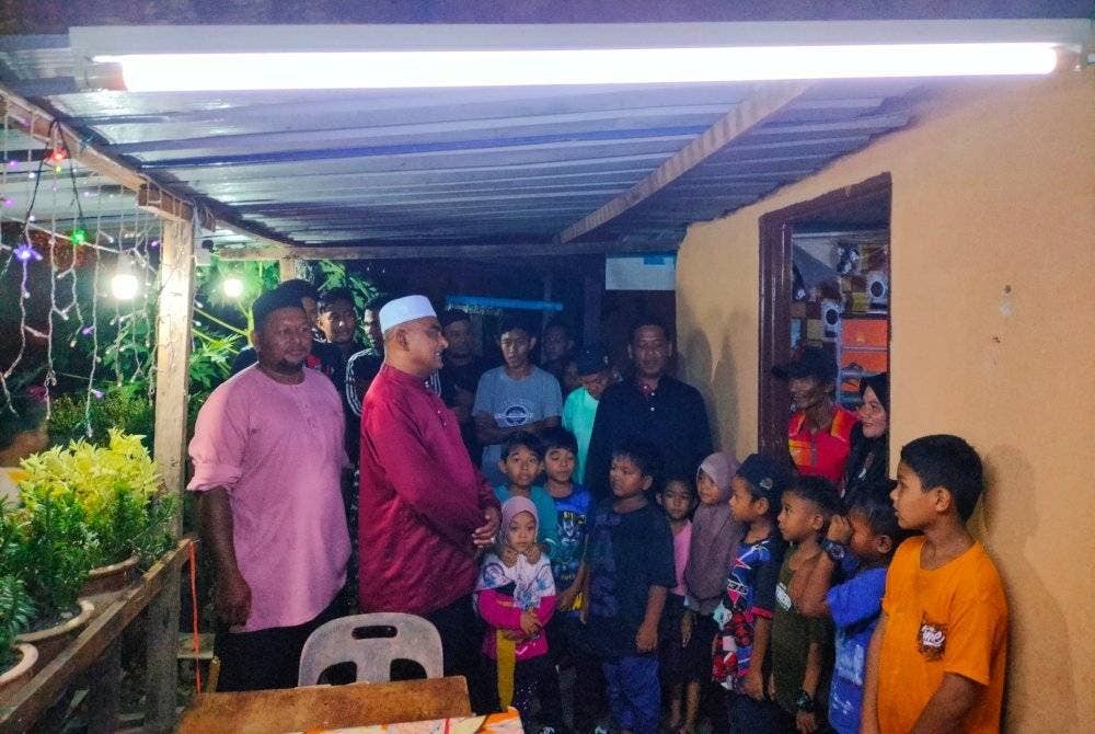 Kanak-kanak turut menyertai 'ketuk-ketuk sahur' sempena program Sahur Sekampung di Kampung Kongsi 6 Sungai Lalang pada Ahad.