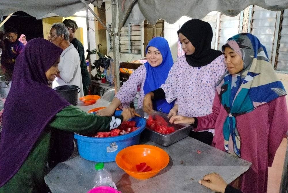 Penduduk Kampung Kongsi 6 Sungai Lalang bergotong-royong memasak untuk bersahur.