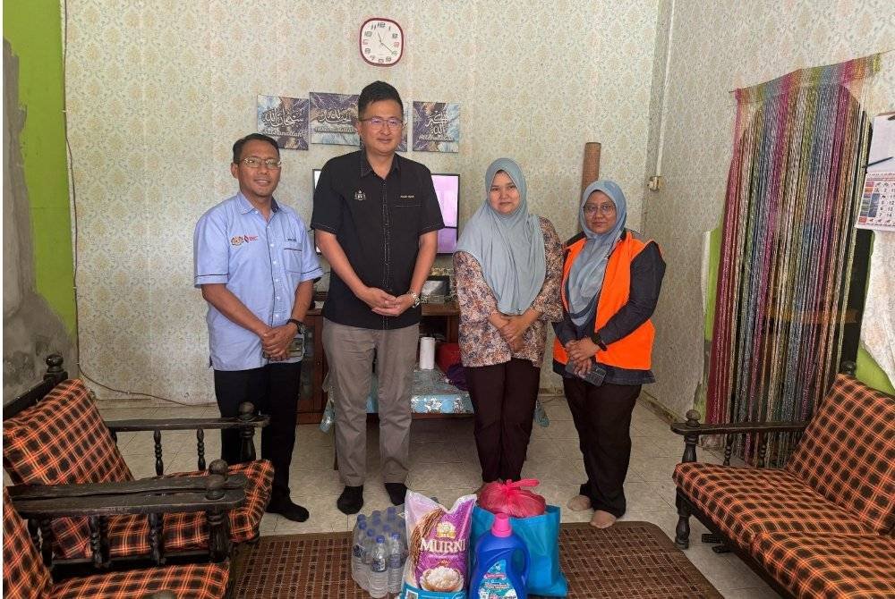 Shoo Chin dan Mustapa menyampaikan sumbangan kepada Sarina di rumahnya.