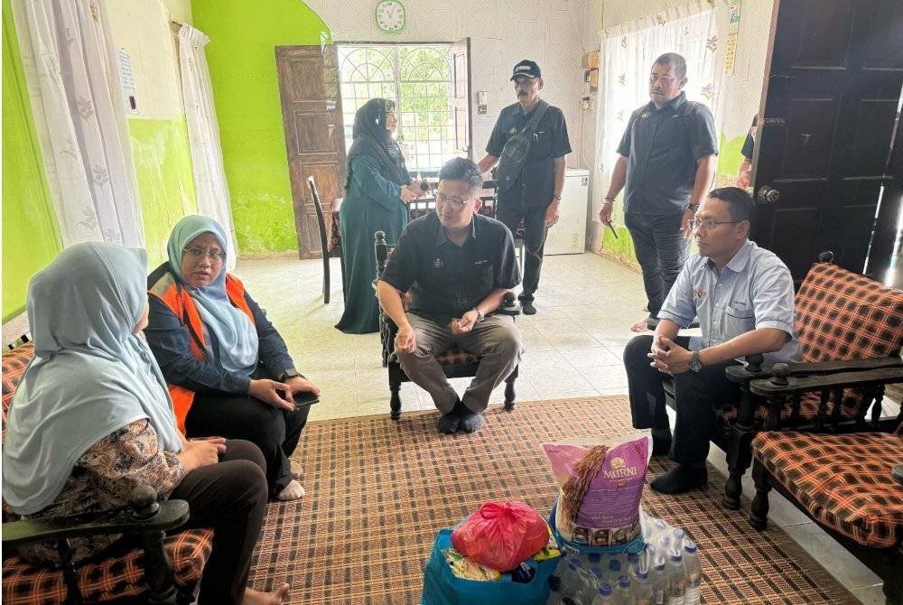 Sarina (dua dari kiri) ketika menerima kunjungan Shoo Chin di rumahnya di Lorong Balai Panjang pada Isnin.