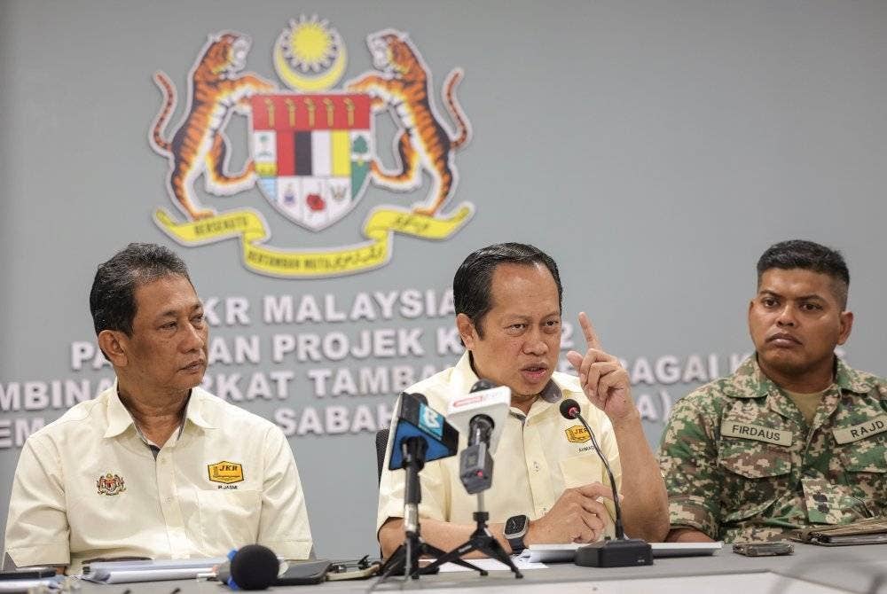 Ahmad Maslan (tengah) ketika sidang media sebelum melawat Projek Rumah Keluarga Angkatan Tentera (RKAT) Tambahan Kem Lok Kawi hari ini. Foto Bernama