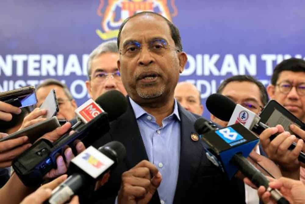 Zambry bercakap kepada pemberita selepas Program Ihya' Ramadan di Kementerian Pendidikan Tinggi hari ini. Foto Bernama