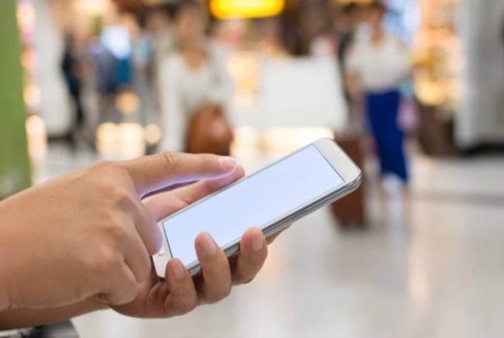  Seorang peniaga mi kolok di Batu Kawa, Kuching, Sarawak, ditahan pada Ahad kerana menyimpan bahan penderaan seksual kanak-kanak dan dewasa dalam telefon bimbitnya. Foto hiasan