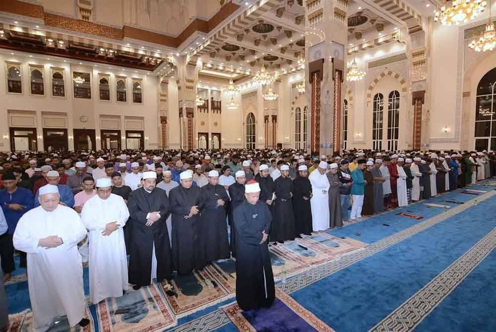 Solat tarawih di Masjid Sri Sendayan.- Foto: FB Masjid Sri Sendayan.