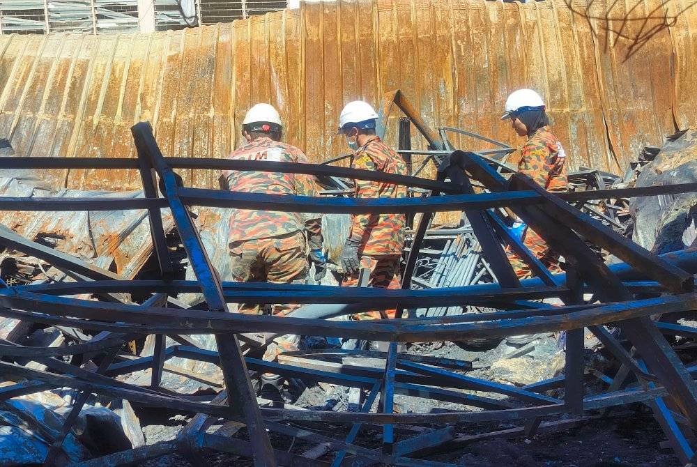 Anggota unit forensik Jabatan Bomba dan Penyelamat sedang melakukan kerja penyiasatan punca kebakaran di lokasi kejadian pada Isnin.