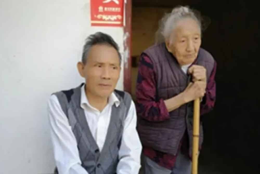Huzhen (kanan) setia menunggu suaminya selama lebih lapan dekad sebelum meninggal dunia pada usia 103 tahun. - Agensi