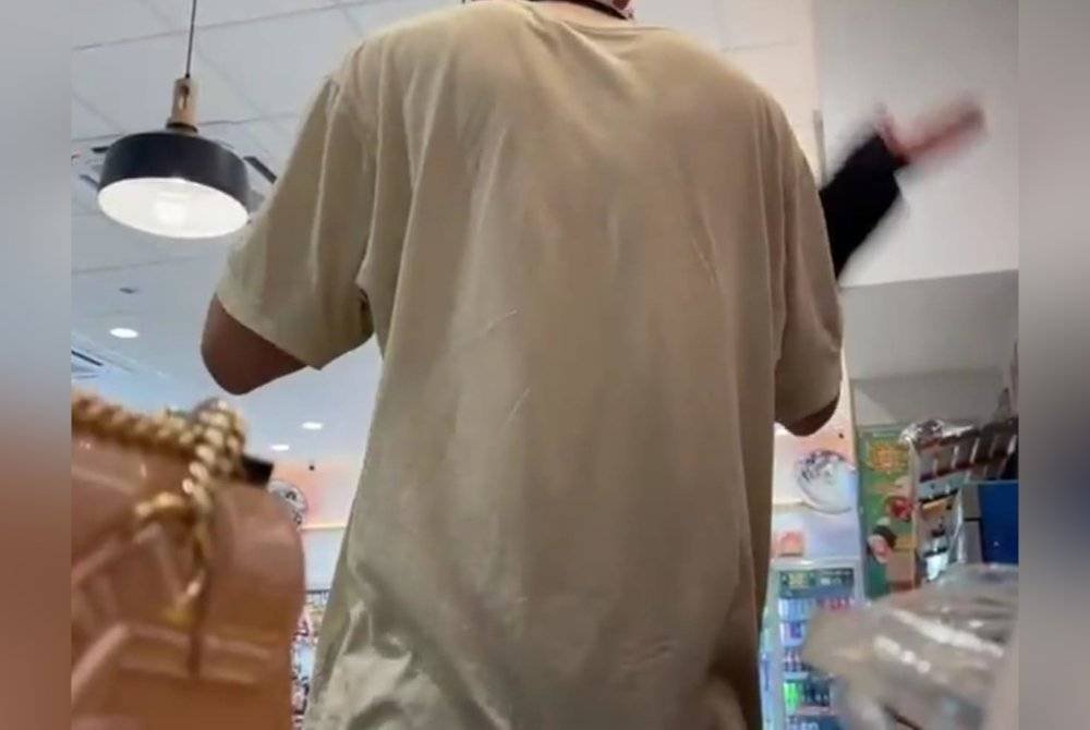 Klip video memaparkan lelaki warga emas menampar individu yang sedang makan, tular di media sosial.