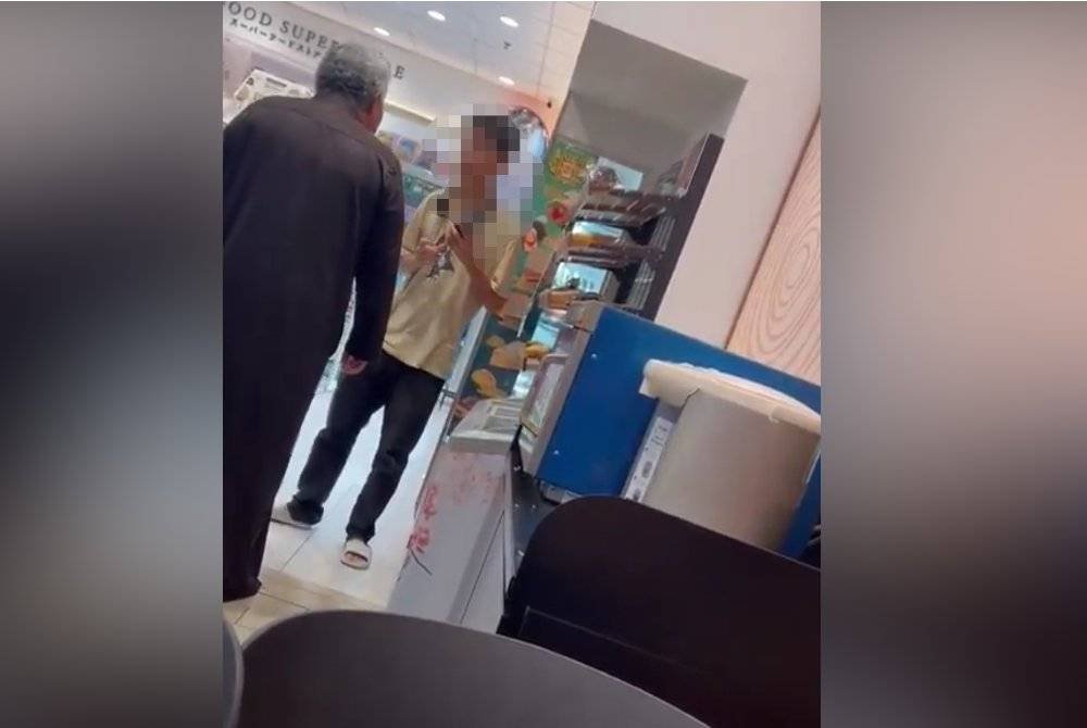 Lelaki warga emas bertindak menampar seorang individu yang sedang makan di sebuah pusat beli belah terkemuka di Johor Bahru baru-baru ini.