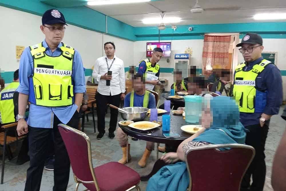 Pelanggan dipercayai warga asing beragama Islam menjamu selera di siang hari pada bulan Ramadan.