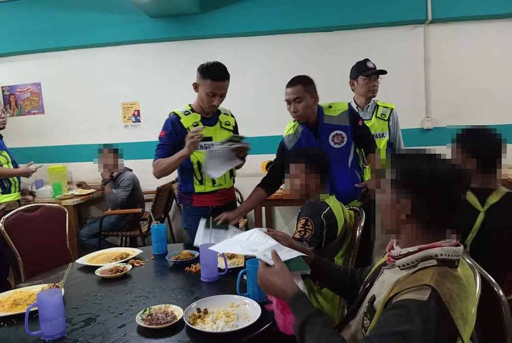 Pihak berkuasa menjalankan pemeriksaan terhadap pelanggan di sebuah premis makanan di Johor Bahru.