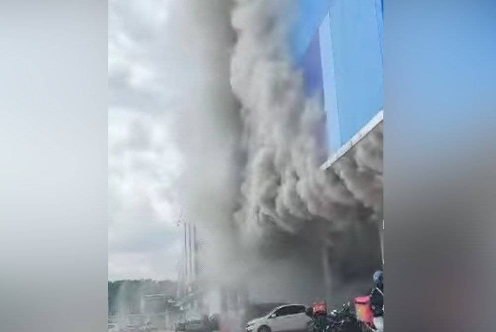 Kepulan asap memenuhi ruang luar bangunan ketika kejadian.