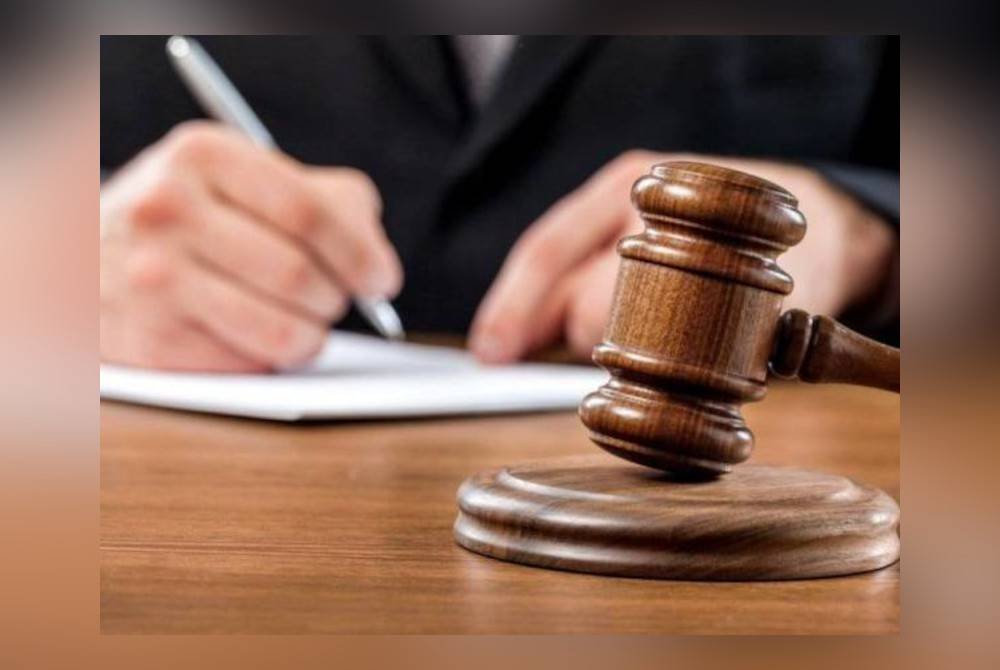 Seorang peniaga kecil didenda RM90,000 selepas mengaku bersalah di Mahkamah Sesyen di sini hari ini atas tiga pertuduhan memiliki barang kawalan berjadual iaitu 44,000 liter diesel tanpa lesen sah, dua tahun lepas. - Gambar hiasan