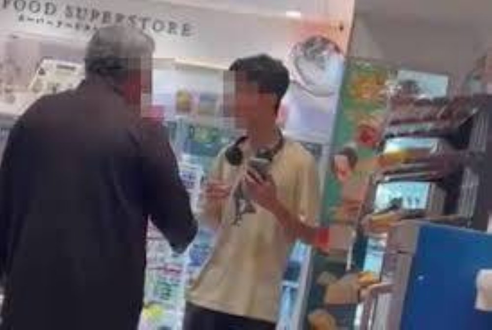 Elijah turut memuat naik rakaman video insiden berkenaan, sekali gus mencetuskan pelbagai reaksi dalam kalangan wargamaya.