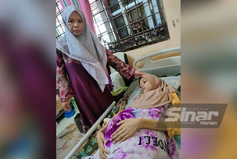 Melati sentiasa berdoa agar anaknya segera sembuh.
