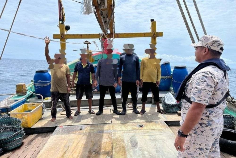 Maritim Malaysia Zon Mersing menahan sebuah vesel nelayan tempatan (VNT) di perairan Mersing. Foto APMM Zon Mersing