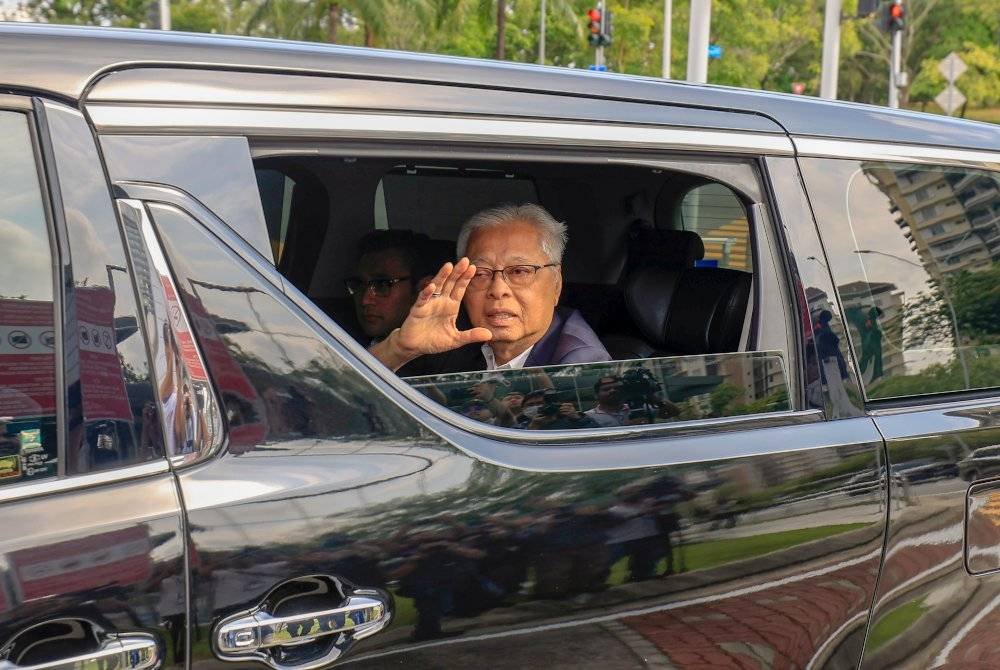 Ismail Sabri tiba di Ibu Pejabat Suruhanjaya Pencegahan Rasuah Malaysia (SPRM) pagi ini, untuk menyambung proses memberi keterangan bagi membantu siasatan kes rasuah dan pengubahan wang haram yang dikaitkan dengan beliau. Foto Bernama