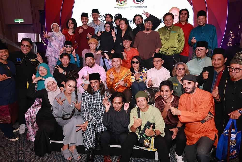 Armizan (empat dari kiri) bersama barisan artis tanah air yang hadir pada Majlis Advokasi Royalti Muzik pada Isnin