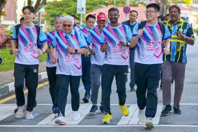 Kumaresan (dua dari kanan) bersama Yang di-Pertua Negeri Pulau Pinang, Tun Ahmad Fuzi Abdul Razak menyertai Run For Love di Universiti Sains Malaysia.