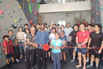 Kumaresan merasmikan Hangout Climbing Gym pertama di Kadun Batu Uban di The Palazzia, Bukit Gambir.