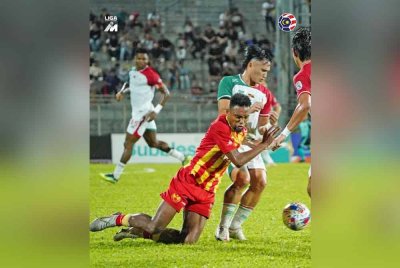 Antara aksi menarik Kuching City menentang Selangor di Stadium Negeri pada Ahad. Foto MFL