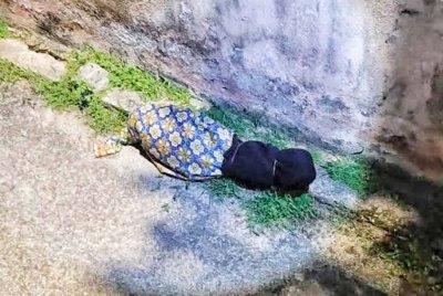 Objek berbungkus seperti mayat budak di Kampung Durian Daun di Melaka, pada malam Ahad.