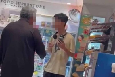 Tangkap layar video memaparkan insiden seorang warga emas dipercayai menampar seorang lelaki.