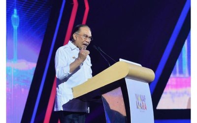 Perdana Menteri, Datuk Seri Anwar Ibrahim berucap pada Majlis Peluncuran Wakaf MARA MADANI Sempena Sambutan Hari MARA ke59 berlangsung di Dewan Merdeka, Pusat Dagangan Dunia Kuala Lumpur pada Sabtu. 