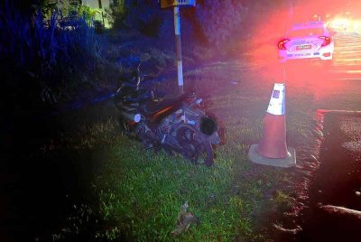 Keadaan motosikal yang dinaiki mangsa yang terlibat dalam kemalangan di Jalan Persiaran Shorea, Saujana Utama, Sungai Buloh, Selangor pada Ahad. Foto: PDRM