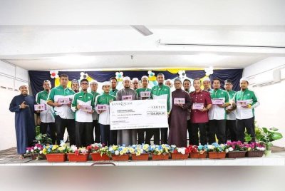 Pemuda Pas Pahang menyumbang RM134,000 untuk 1,212 kakitangan sektor pendidikan. Foto Facebook Pemuda Pas Pahang