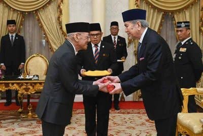 Ibrahim mengangkat sumpah jawatan Timbalan Menteri Utiliti di hadapan Yang di-Pertua Negeri Sarawak, Tun Dr Wan Junaidi Tuanku Jaafar di Astana Negeri, Kuching, pada Isnin.