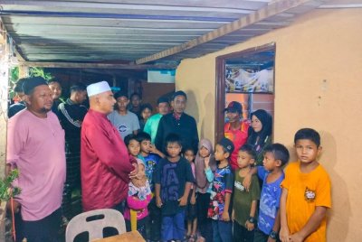 Anak muda kampung turut serta menjayakan 'ketuk-ketuk sahur' sempena program Sahur Sekampung di Kampung Kongsi 6 Sungai Lalang pada Ahad.