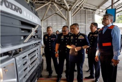 Aedy Fadly Ramli (tengah) memeriksa kenderaan berat ketika mengadakan tinjauan berkaitan penambahbaikan slot pemeriksaan kenderaan di cawangan Puspakom Seksyen 28, Shah Alam hari ini. Foto Bernama