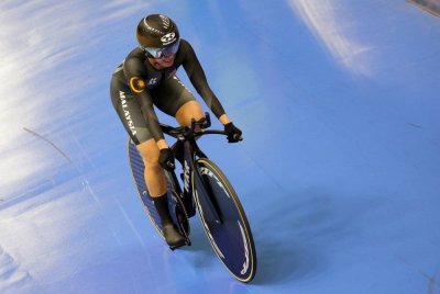 Nurul Izzah yang berlumba dalam pusingan pertama repechage terjatuh selepas berlanggar dengan Makaira Wallace dari Trinidad and Tobago ketika cuba memintas lawannya itu.