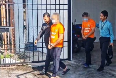 Kedua-dua supek dibawa keluar dari Mahkamah Majistret Alor Setar, pagi Ahad selepas mendapatkan perintah tahanan reman.