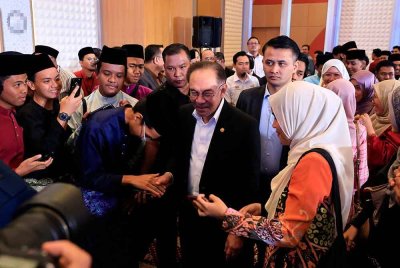 Anwar bersalaman bersama hadirin semasa hadir pada Program Ihya' Ramadan di Kementerian Pendidikan Tinggi pada Isnin. Foto Bernama